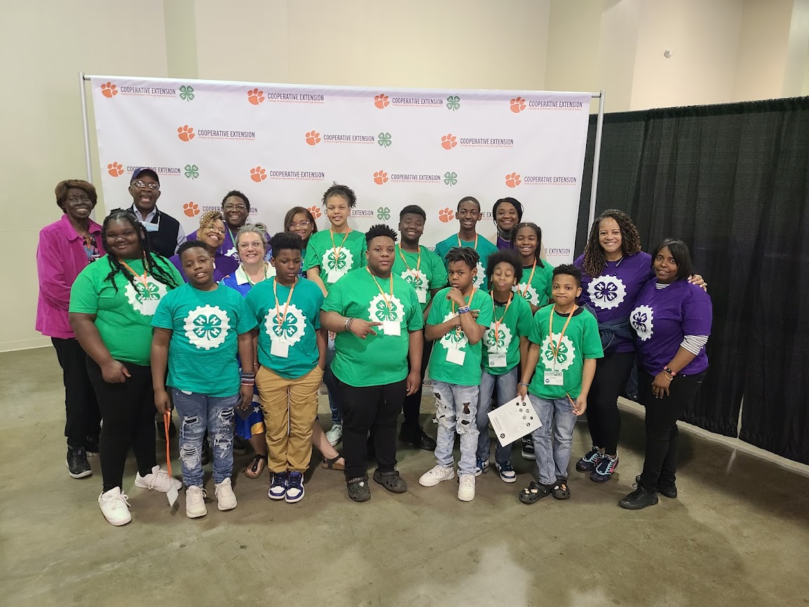 Large group of parents, volunteers, and 4-H youth at Engineering challenge