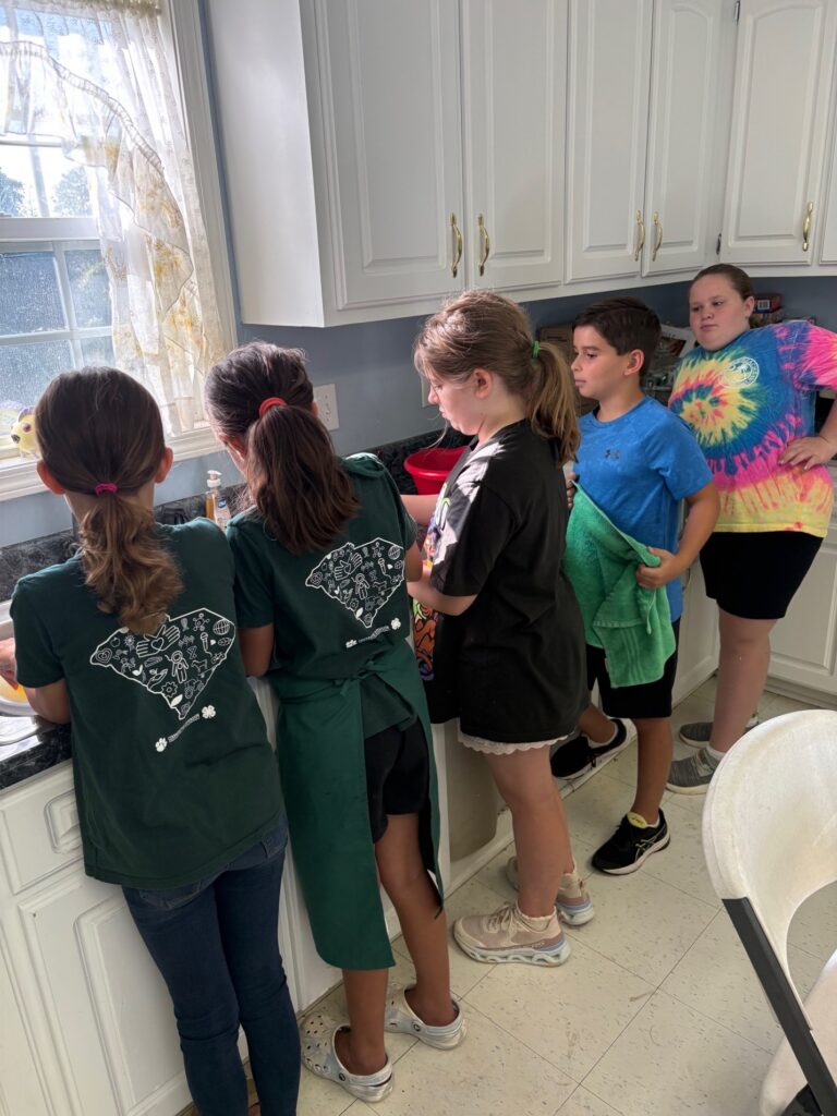 Young 4-Hers washing dishes after making pecan pie muffins